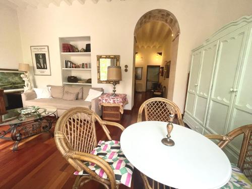 ein Wohnzimmer mit Tisch und Stühlen und einer Couch in der Unterkunft Eva Recommends Porvenir Apartment in Jerez de la Frontera