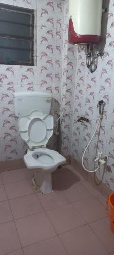 Kylpyhuone majoituspaikassa Kiran Guest House