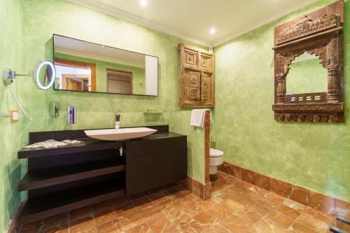 a bathroom with a sink and a mirror and a toilet at Villa de lujo en Playa de Fornells in Fornells