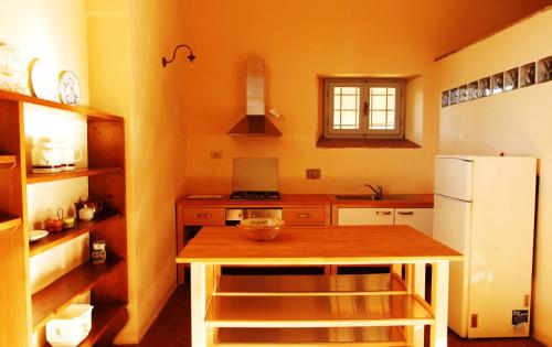 Agriturismo La Voltaにあるキッチンまたは簡易キッチン