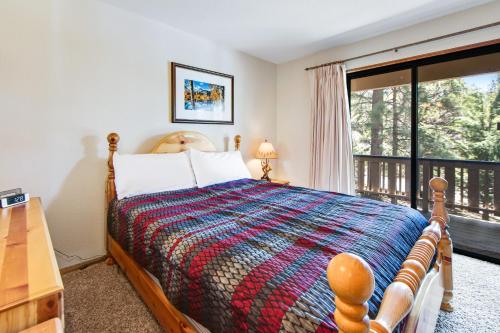 Giường trong phòng chung tại Big Bear's Soothing Cabin
