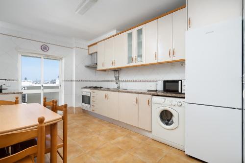 Comfy 4BDR Apartment in Portimão by LovelyStay