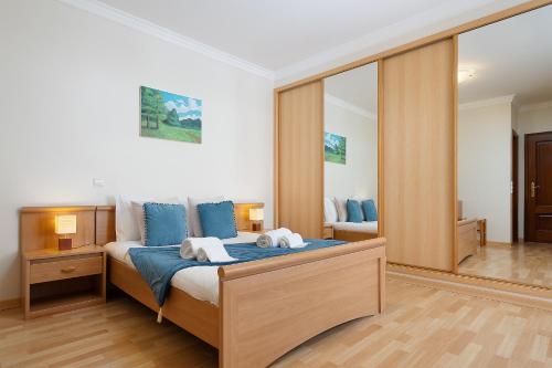 Comfy 4BDR Apartment in Portimão by LovelyStay