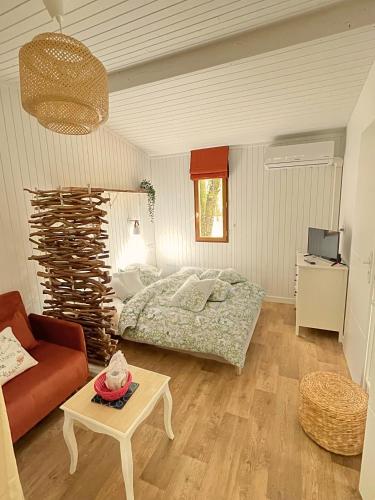 une chambre avec un lit, un canapé et une table dans l'établissement Camping la Clémentine, à Cendras