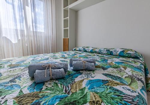 1 dormitorio con 1 cama con un edredón colorido en Luxury House near train station en Livorno