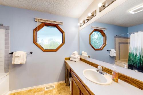 y baño con lavabo y espejo. en South Side Escape, en Anchorage