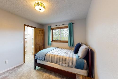 1 dormitorio con cama y ventana en South Side Escape, en Anchorage