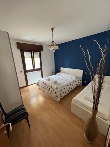 um quarto com uma cama e um vaso no chão em Le terrazze vista mare em Lido di Jesolo