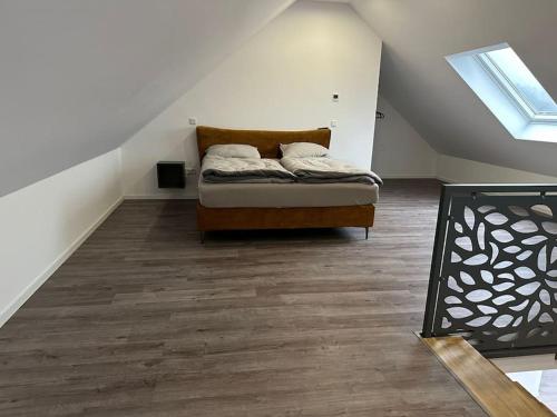 een slaapkamer met een bed op zolder bij Moderne Maisonette-Wohnung in Bad Salzuflen