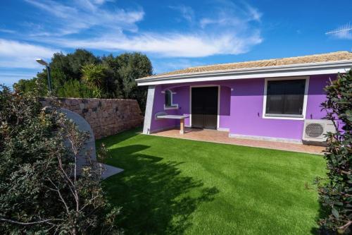 サンタンナ・アッレージにあるOrchidea Porto Pinoの紫色の家