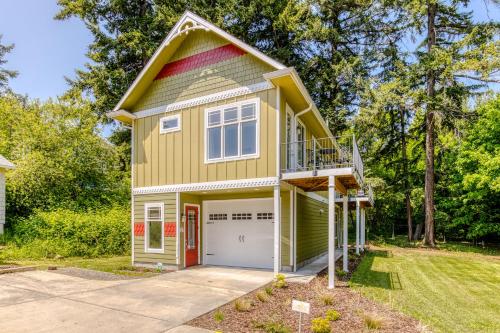a yellow house with a garage at River Gorge View in Stevenson