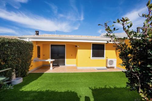 サンタンナ・アッレージにあるOrchidea Porto Pinoの黄色の家