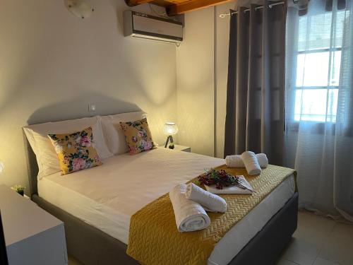 ein Schlafzimmer mit einem Bett mit Handtüchern darauf in der Unterkunft Anthi's House in Vlachopoulátika