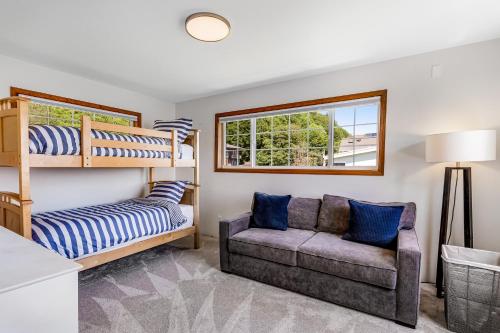 - un salon avec un canapé et des lits superposés dans l'établissement Scatchet Head Beach House, à Clinton