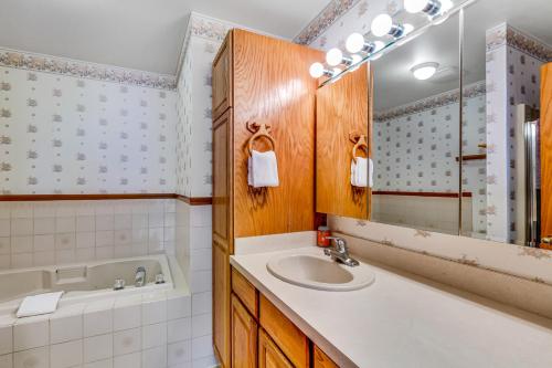 La salle de bains est pourvue d'un lavabo, d'un miroir et d'une baignoire. dans l'établissement Scatchet Head Beach House, à Clinton