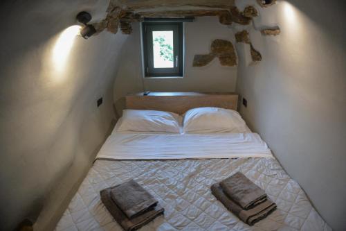 - une chambre avec un lit et 2 oreillers dans l'établissement Villa Prasini, à Agios Sostis