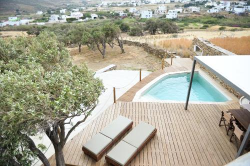 una terraza con piscina en la parte superior de una casa en Villa Prasini, en Agios Sostis