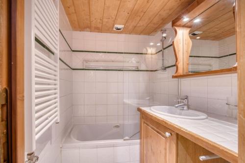 uma casa de banho com uma banheira branca e um lavatório. em Appartments in Tignes Ecrin des Neiges em Tignes