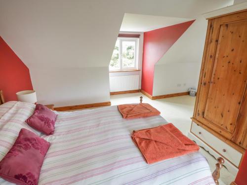 Postel nebo postele na pokoji v ubytování Ballaghboy Cottage