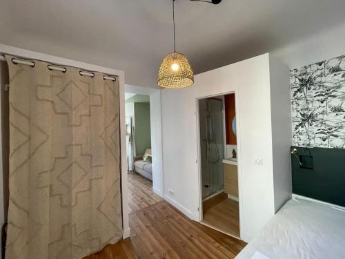 een kamer met een schuifdeur en een slaapkamer bij Studio Biarritz 2 min Halles, 3 min plages, plein centre. in Biarritz