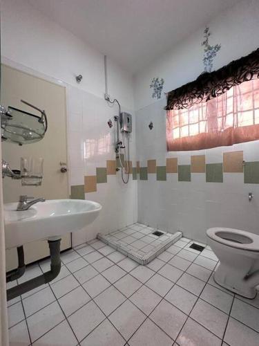 Et badeværelse på Ipoh Luxury Spacious Corner Home