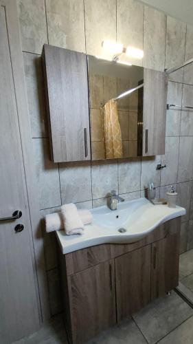 a bathroom with a sink and a mirror at Γιώργος και Εύα in Karianí