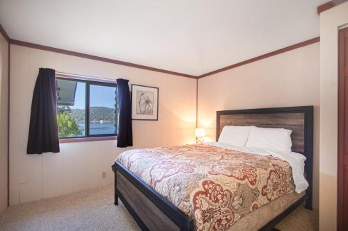 Un dormitorio con una cama grande y una ventana en Grandma's Cabin at Harlow Point, en Harrison