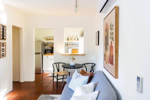 salon z niebieską kanapą i stołem w obiekcie Casa Blanca Suite A1 - New, Private, Cozy! w mieście Montecito