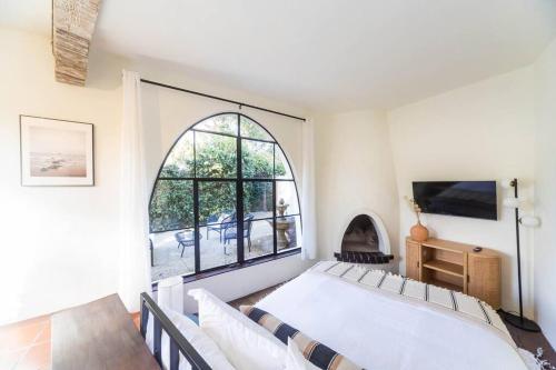 Casa Blanca Suite A1 - New, Private, Cozy! في Montecito: غرفة نوم بسرير ونافذة كبيرة