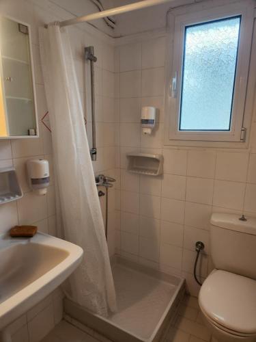 Phòng tắm tại Cozy apartment in Nea Kios