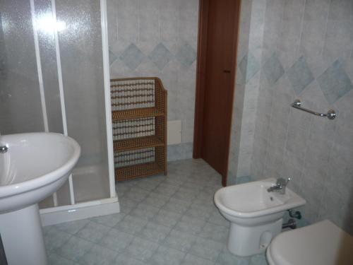 ガリポリにあるArbacani Holydaysのバスルーム(洗面台、トイレ、シャワー付)
