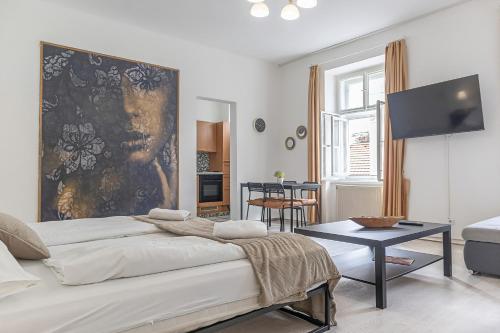 ein weißes Schlafzimmer mit einem großen Gemälde an der Wand in der Unterkunft Stunning Apartment - Ideal for 3 people in Wien