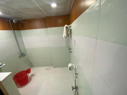 穆里的住宿－Shagufta Hotel & Restaurant Murree，一间带红色桶淋浴的浴室