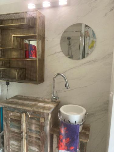 une salle de bain avec un lavabo et un miroir dans l'établissement Escale à Saint-Tropez, à Saint-Tropez