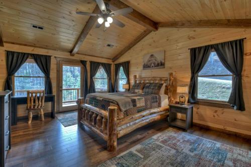 1 dormitorio con 1 cama en una habitación con paredes de madera en Lost Shepherd's Lodge w Stunning Mtn Views, en Cherry Log