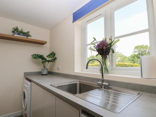 A kitchen or kitchenette at The Annexe