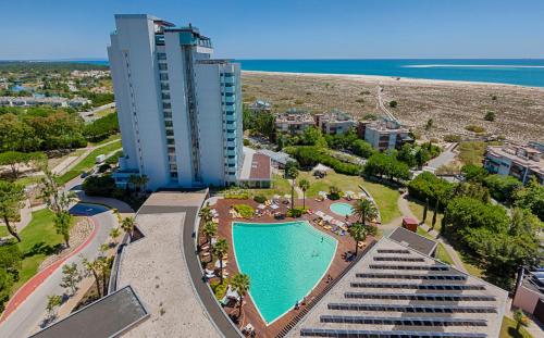 - une vue aérienne sur un hôtel et une piscine dans l'établissement Aqualuz Troia Mar by The Editory, à Tróia
