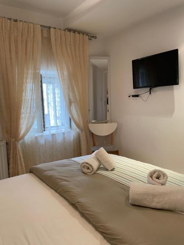 AngelianaにあるFiloSofias Home - The Best Luxury Guest House for Friends and Family in Rethymno-Creteのベッドルーム1室(タオル付)