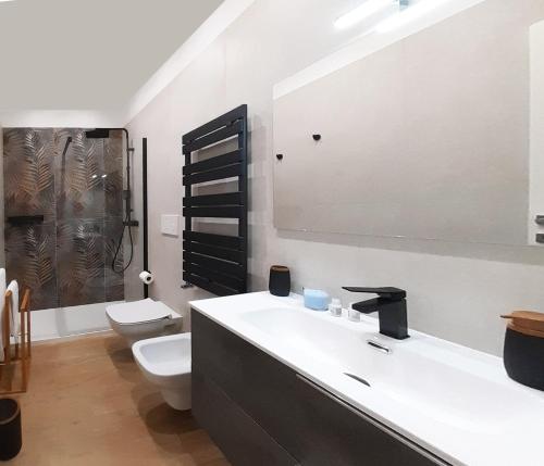 y baño con lavabo, aseo y espejo. en REGINA ANNA HOME, en Bari