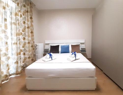 a bedroom with a white bed and a window at REGINA ANNA HOME in Bari