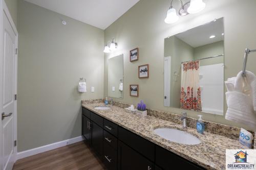 NEW BUILD - Luxury 3BR Walk-In with Resort Amenities - FREE TICKETS INCLUDED - FHG-107 욕실