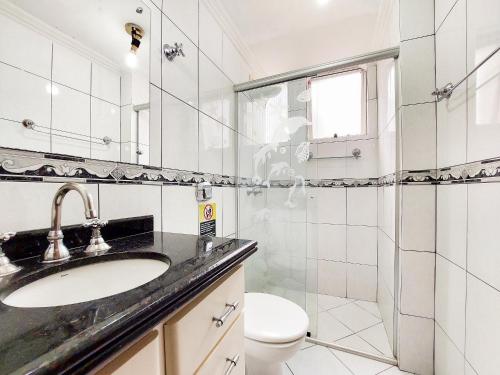 uma casa de banho com um lavatório, um WC e um chuveiro em Apto 2 quartos, centro, garagem, ar condicionado em Londrina