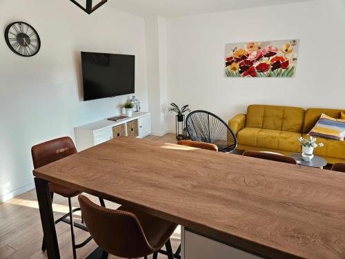 - un salon avec une table et un canapé dans l'établissement Svalinn, à Belišće