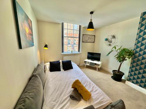 Ένα ή περισσότερα κρεβάτια σε δωμάτιο στο A Stylish Retreat - Super King Bed - Heart Of Town Centre - 5 mins Stroll to Beach