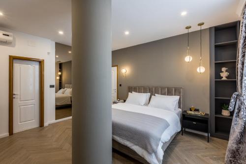 - une chambre avec un grand lit blanc et des oreillers blancs dans l'établissement Luxury rooms Bolero, à Split