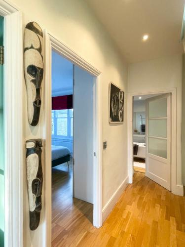 Home in Chiswick Homefields في لندن: ممر مع زوج من الأحذية معلق على الحائط