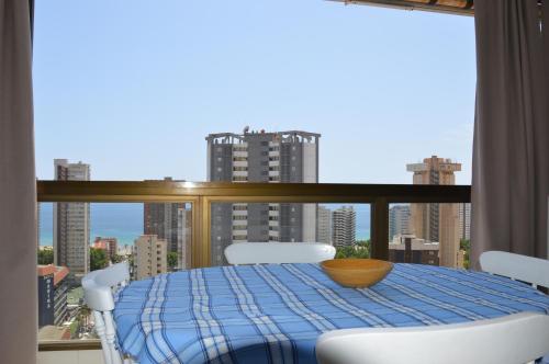 stół jadalny z widokiem na miasto w obiekcie GEMELOS2 Loysan apt. with pool w mieście Benidorm