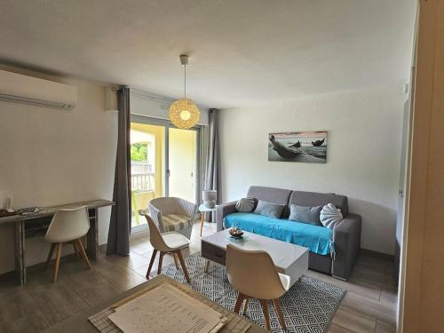 salon z kanapą i stołem w obiekcie Petit paradis classé 3 étoiles à 200m de la plage! Terrasse-Wifi-Parking-clim w mieście Saint-Mandrier-sur-Mer