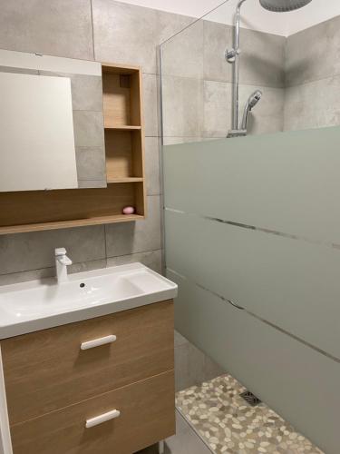 ein Badezimmer mit einem Waschbecken und einer Badewanne in der Unterkunft Michelangelo in Borgo