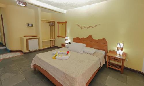 a bedroom with a bed with a toy on it at Estação Santa Fé Hotel e Pousada in Arraial d'Ajuda